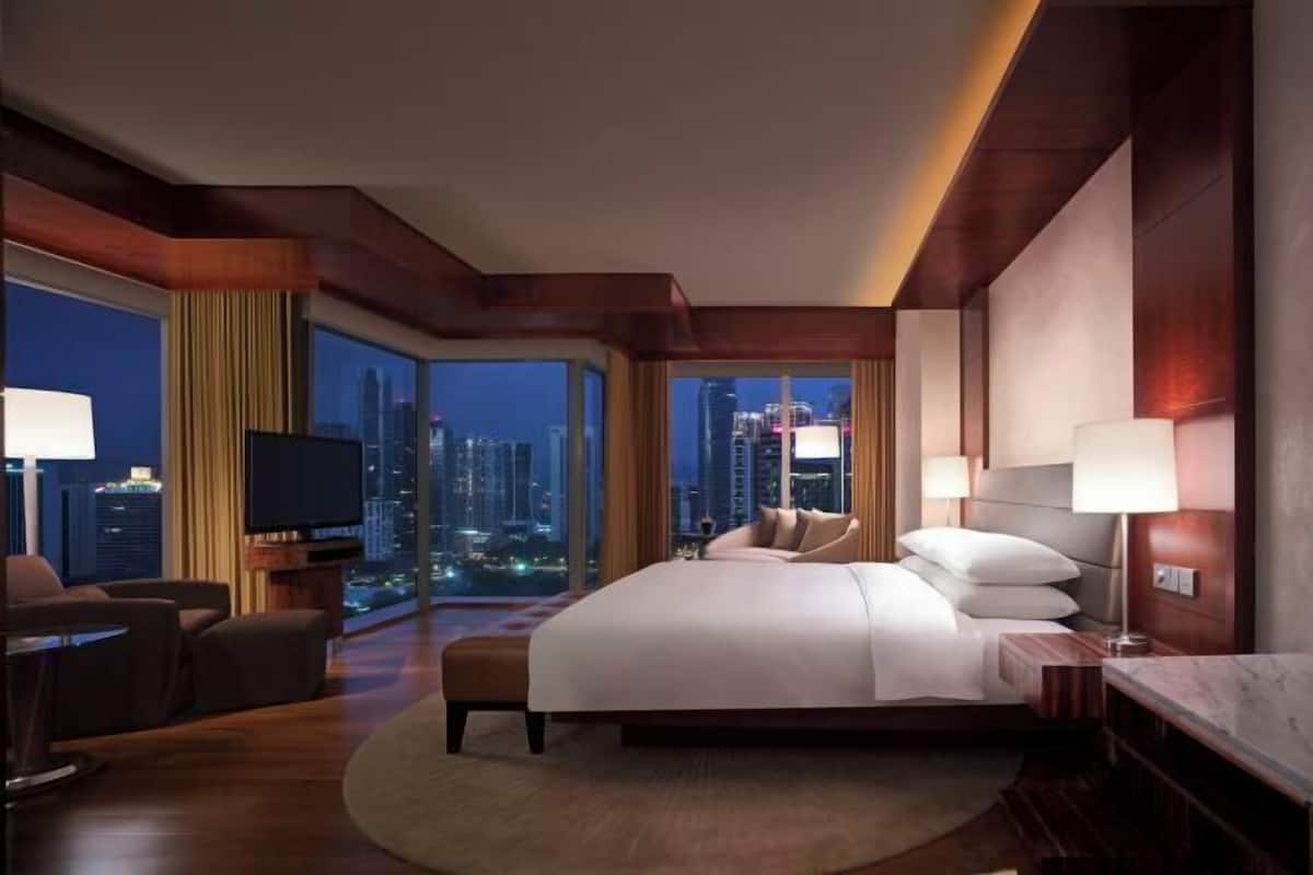 Hypo-allergenic bedding, minibar, in-room safe, desk