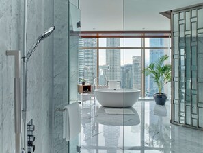 Suite (Diplomat) | Badkamer | Een aparte badkuip en douche, een regendouche, designer toiletartikelen