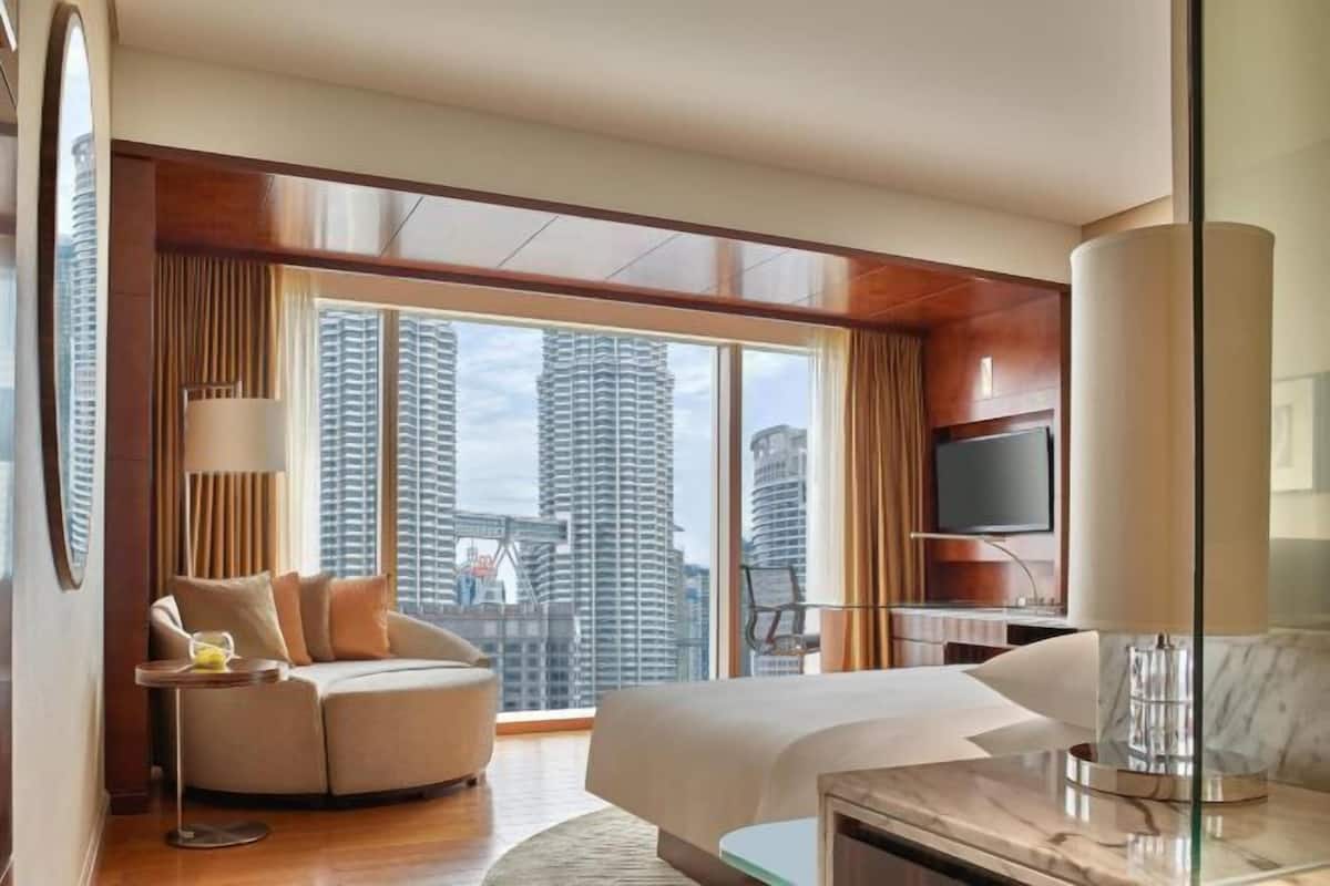 Hypo-allergenic bedding, minibar, in-room safe, desk