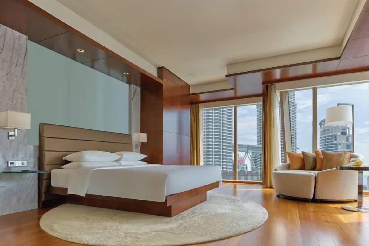 Hypo-allergenic bedding, minibar, in-room safe, desk