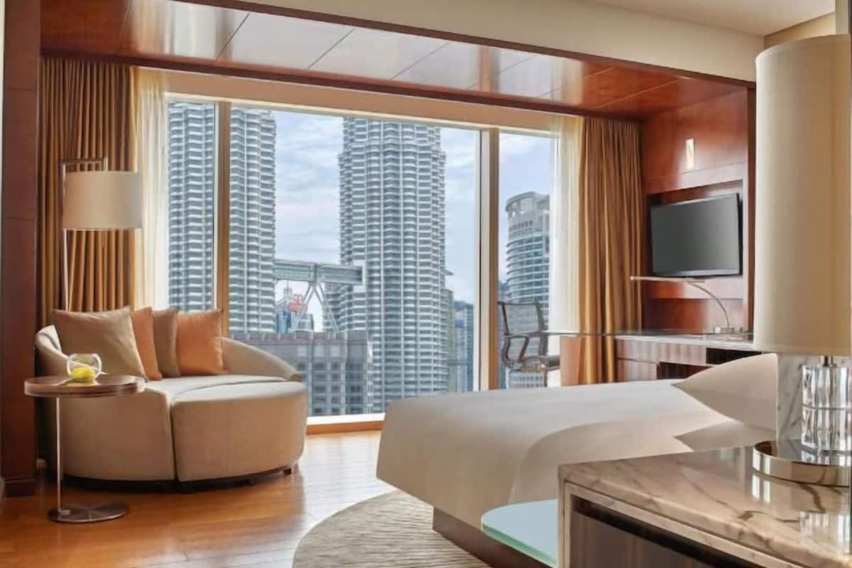 Hypo-allergenic bedding, minibar, in-room safe, desk