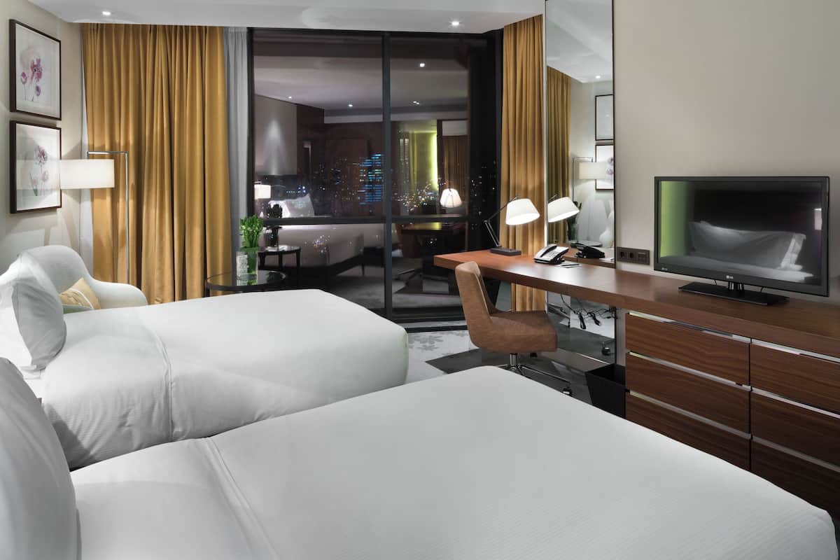 Habitación con 2 camas individuales | Minibar, caja de seguridad en la habitación y escritorio