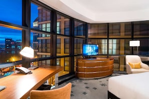 Executive-huone, 1 suuri parisänky, kulmassa (Panoramic View) | Minibaari, tallelokero huoneessa, työpöytä, äänieristys