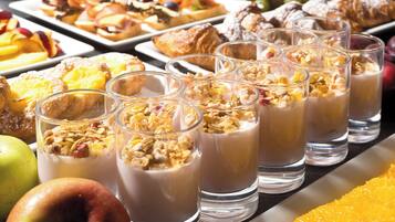 Un buffet proposant une variété de plats et de boissons.