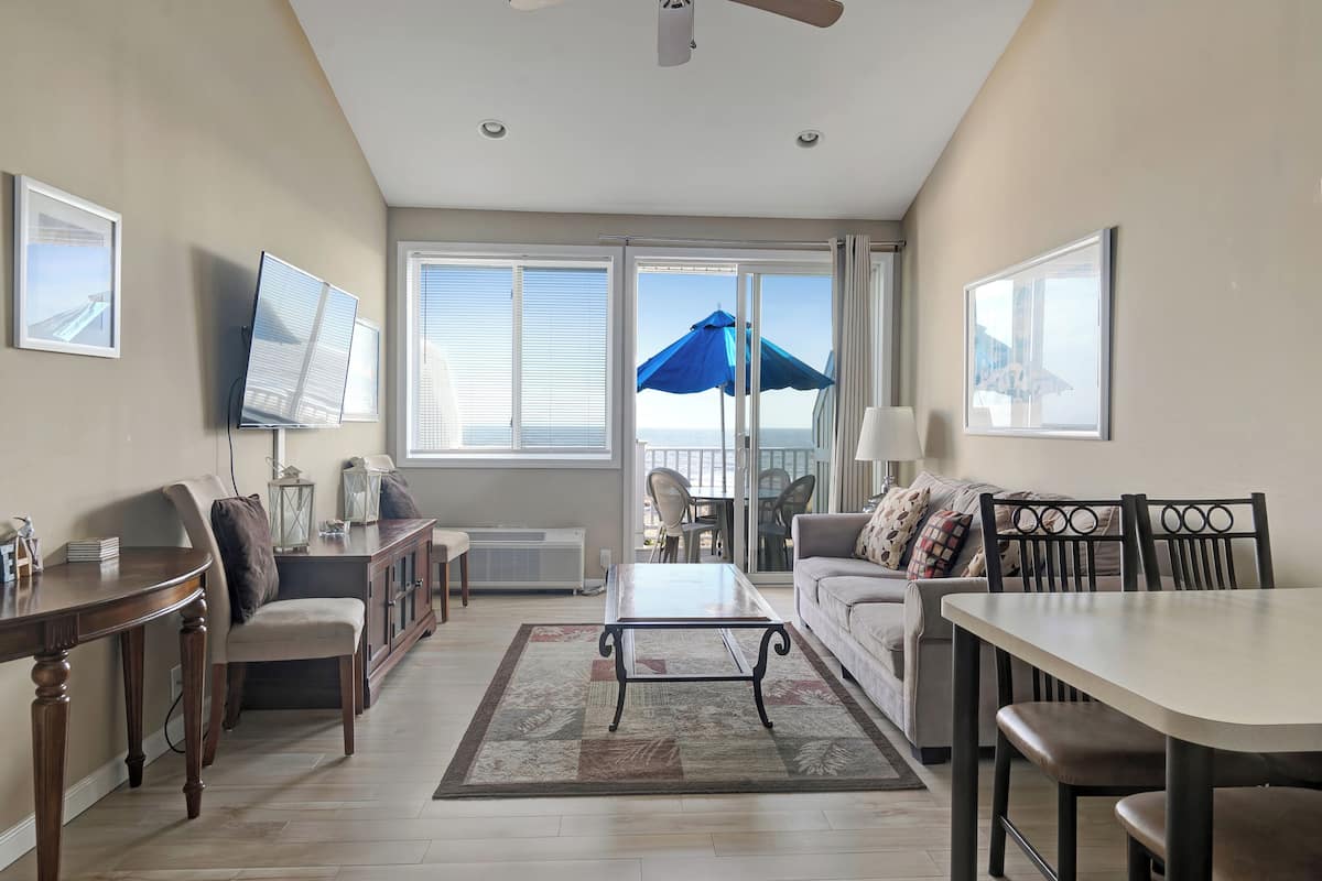 Appartement, 1 slaapkamer, uitzicht op zee | Woonruimte | Televisie