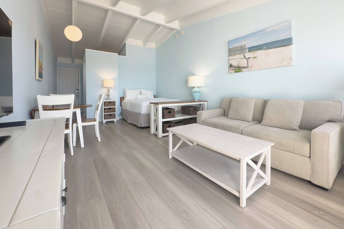Lower Studio Oceanfront  | Free WiFi, individually decorated, individually furnished, bed sheets