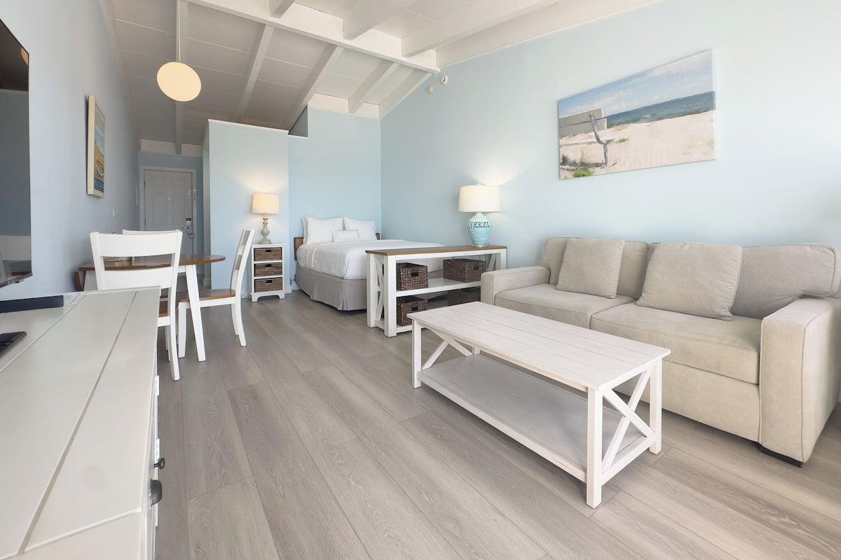 Lower Studio Oceanfront | 2 bedrooms, individually decorated, individually furnished
