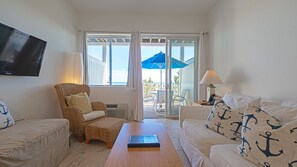 Suite, 1 Bedroom, Kitchen, Ocean View | Living area