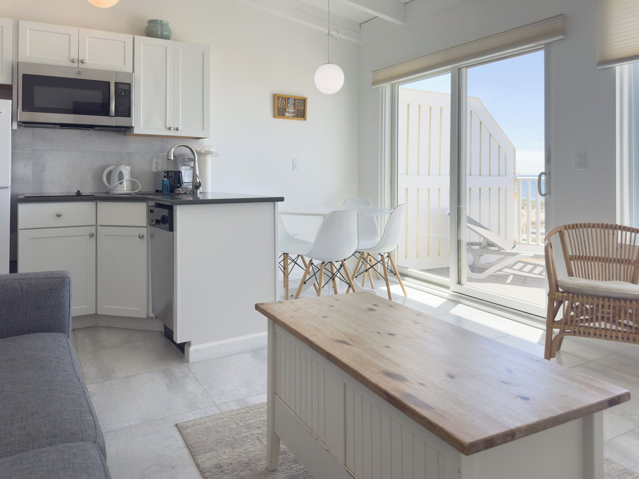 Apartment, Meerblick | Wohnbereich | Fernseher