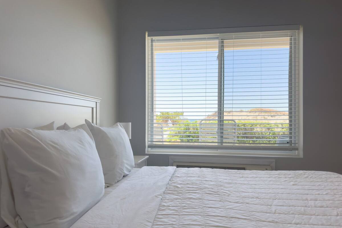 Suite, Multiple Beds, Kitchen, Ocean View | Free WiFi, individually decorated, individually furnished, bed sheets