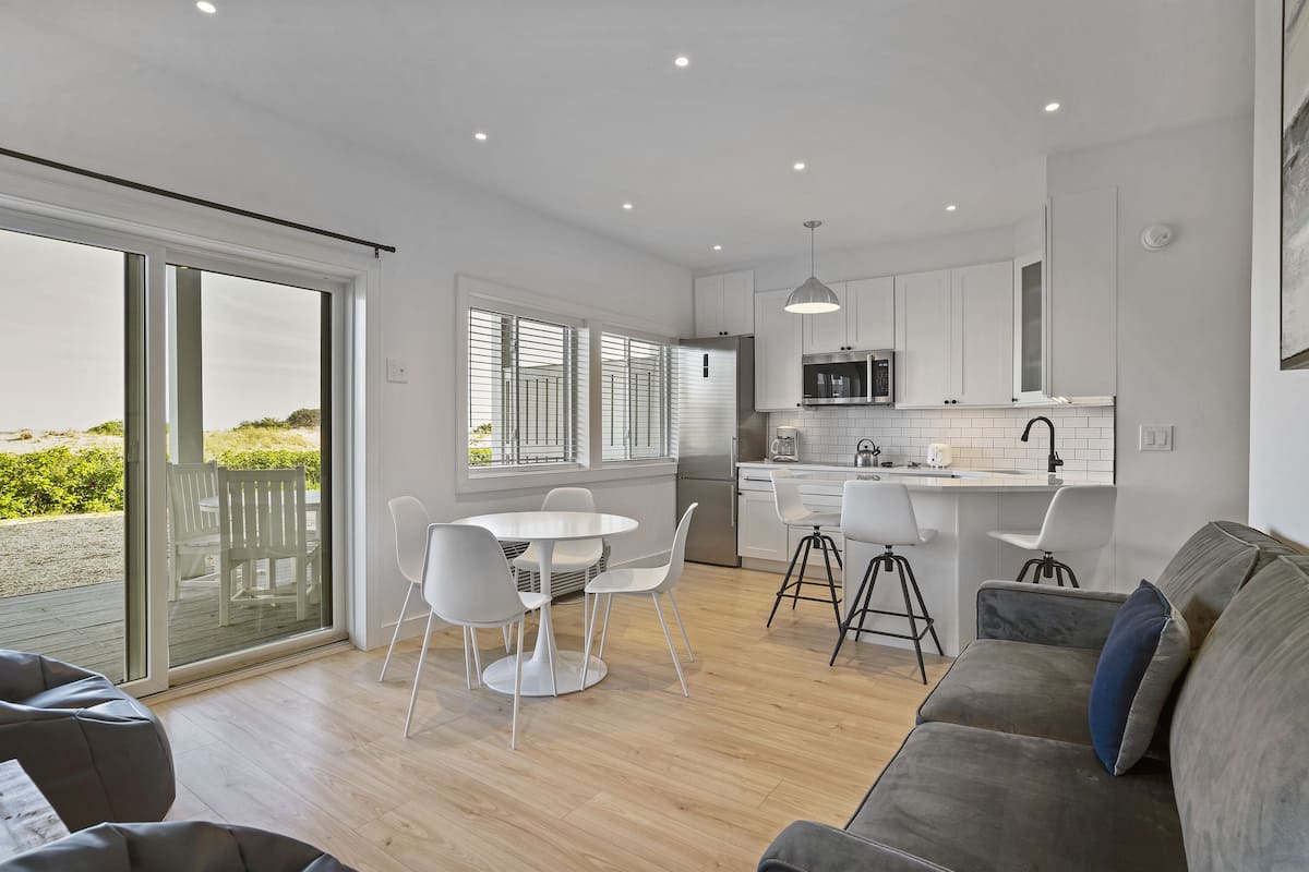 Lower 2 Bedroom 2 Bath Corner Oceanfront | Living area | TV