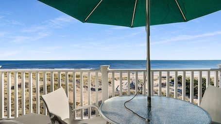 Studio Unit Upper Oceanfront 'San Remo' | Terrace/patio
