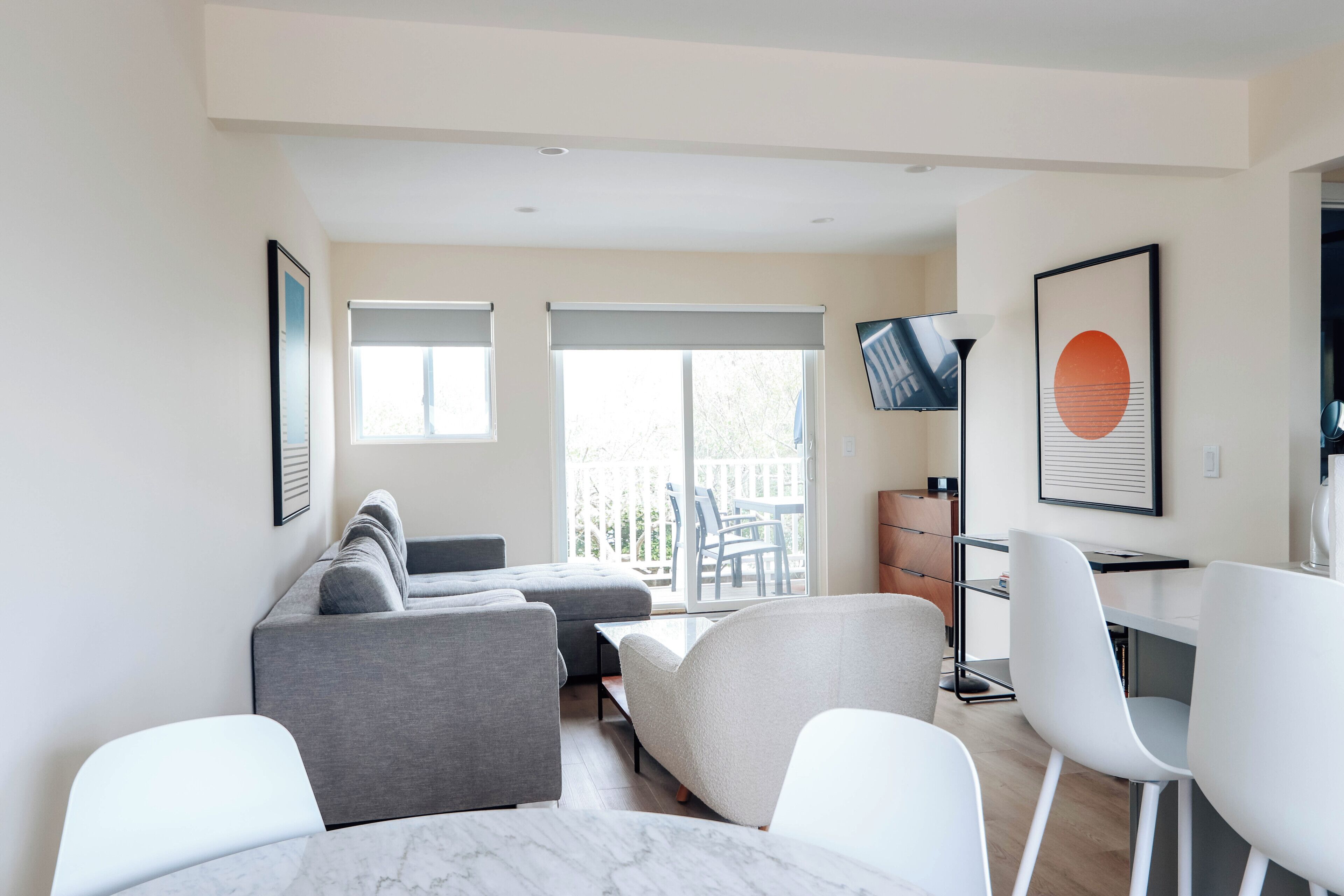 Decoración personalizada, muebles diferentes, cunas y wifi gratis 