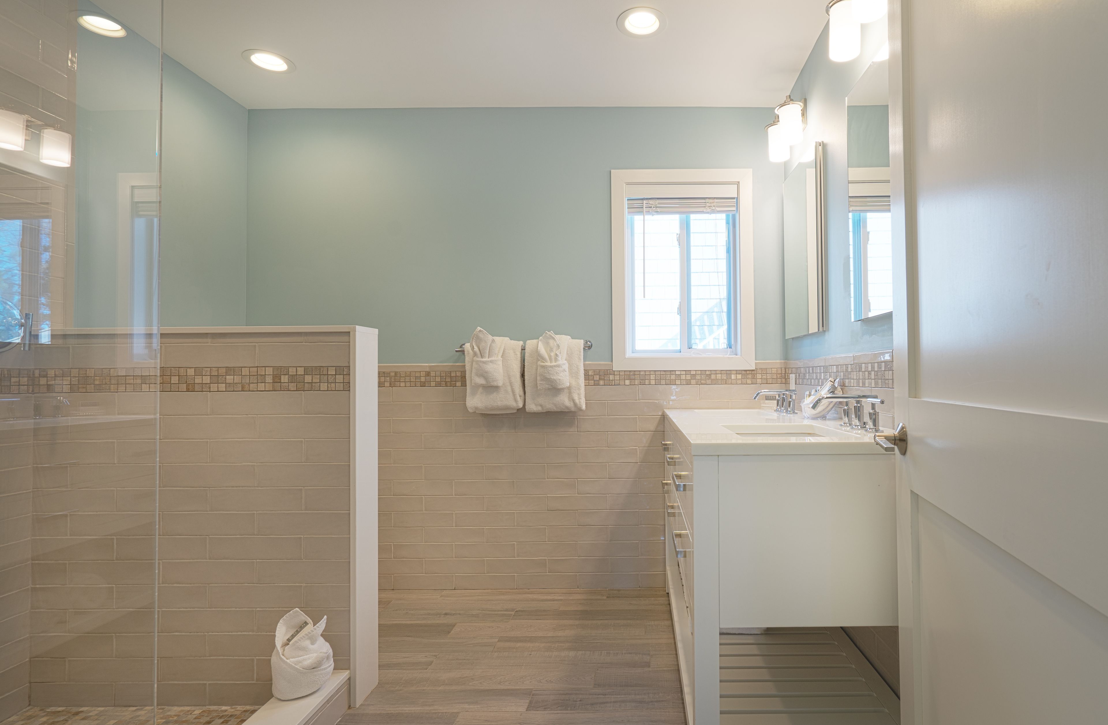 suite, 2 bedrooms, 2 bathrooms | bathroom | shower, hair dryer, towels