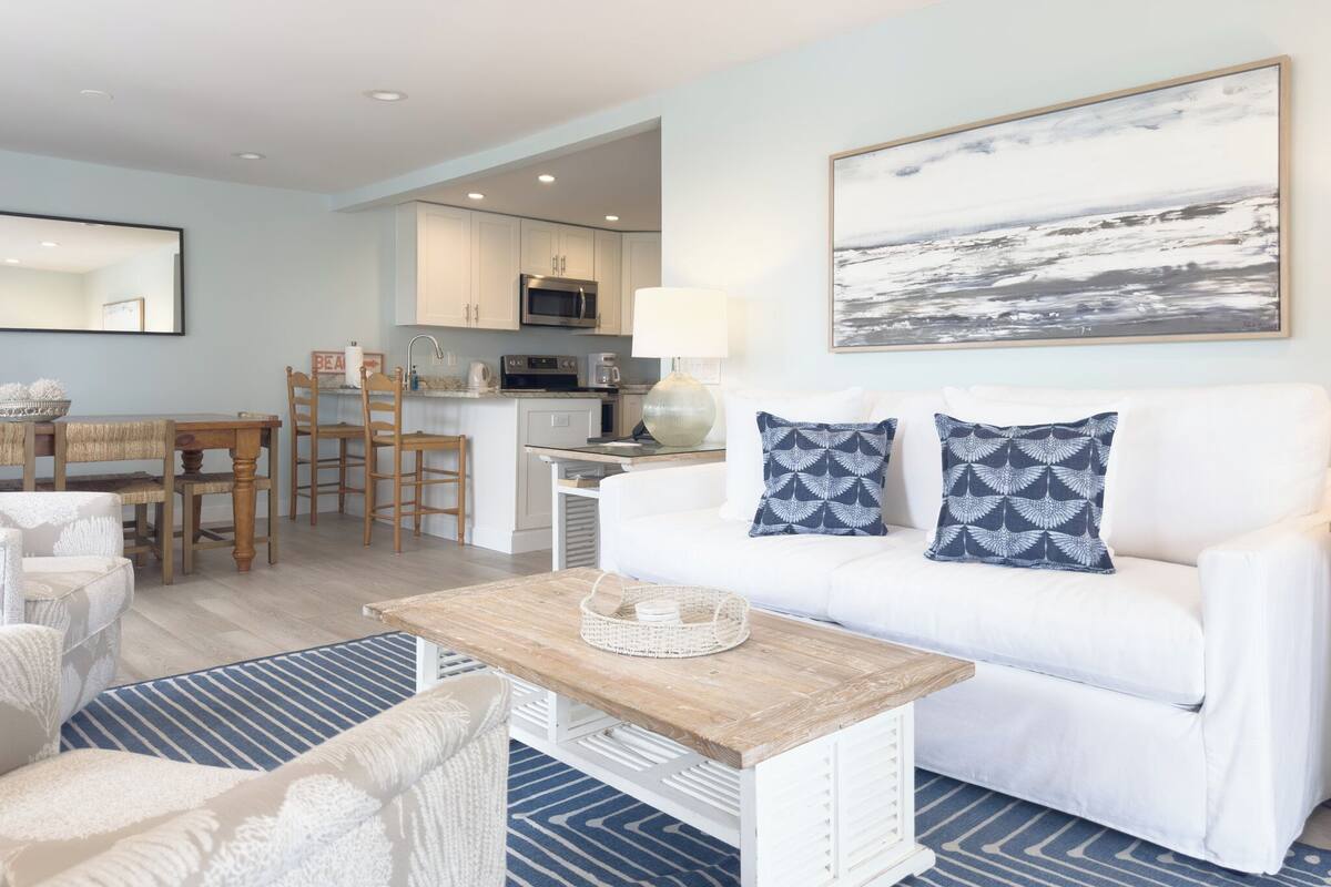 Suite, 2 Bedrooms, 2 Bathrooms | Living area | TV