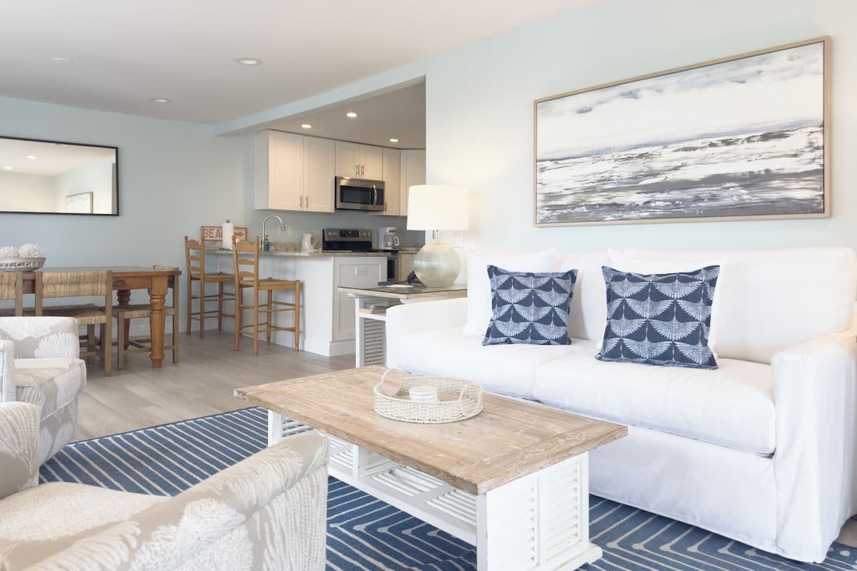 Suite, 2 Bedrooms, 2 Bathrooms | Living area | TV