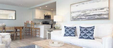 Suíte, 2 quartos, 2 banheiros | Área de estar | TV