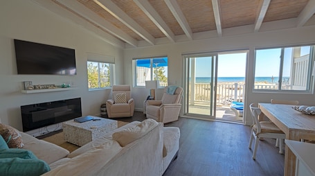 Lower One Bedroom Oceanfront (SR) | Terrace/patio. Sea Crest Resort