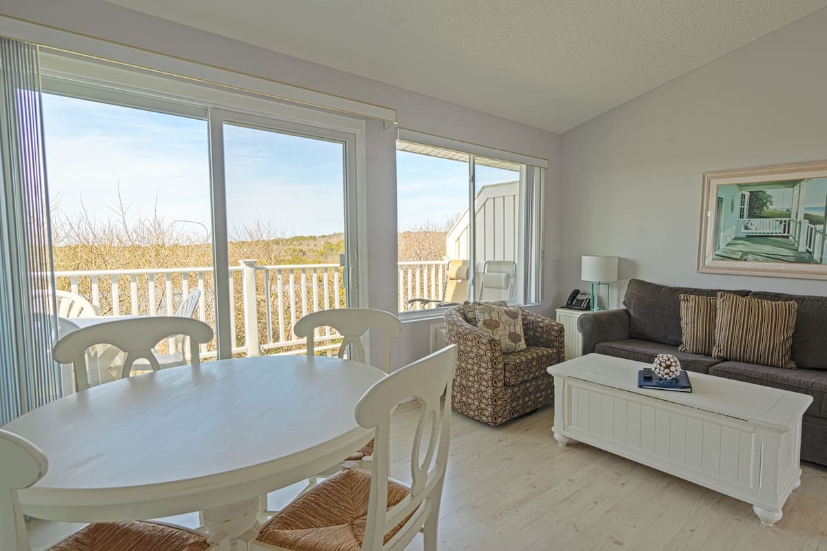 Appartement, 1 slaapkamer, uitzicht op zwembad | Woonruimte | Televisie