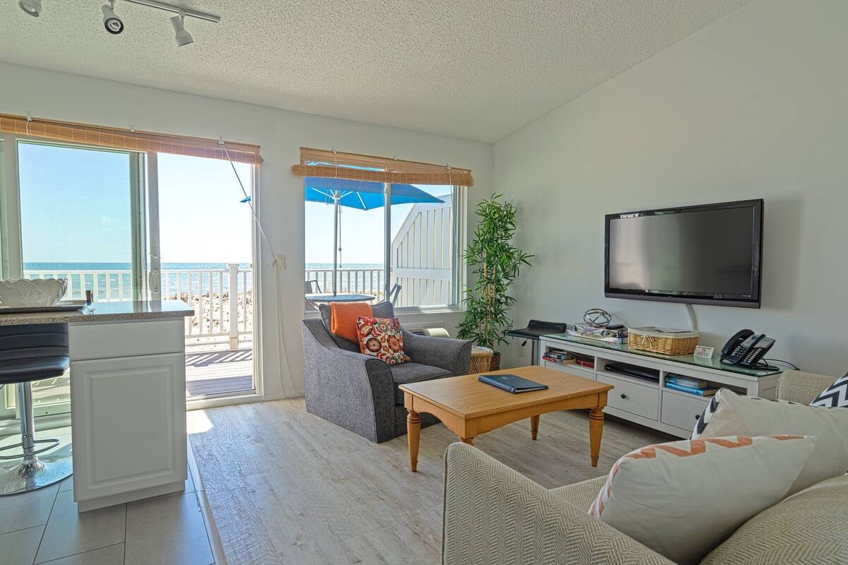 Suite, 1 Bedroom, Kitchen, Ocean View | Free WiFi, individually decorated, individually furnished, bed sheets