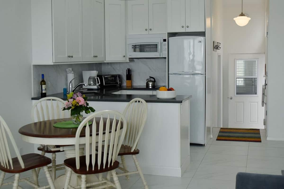 Full-size fridge, microwave, stovetop, cookware/dishes/utensils