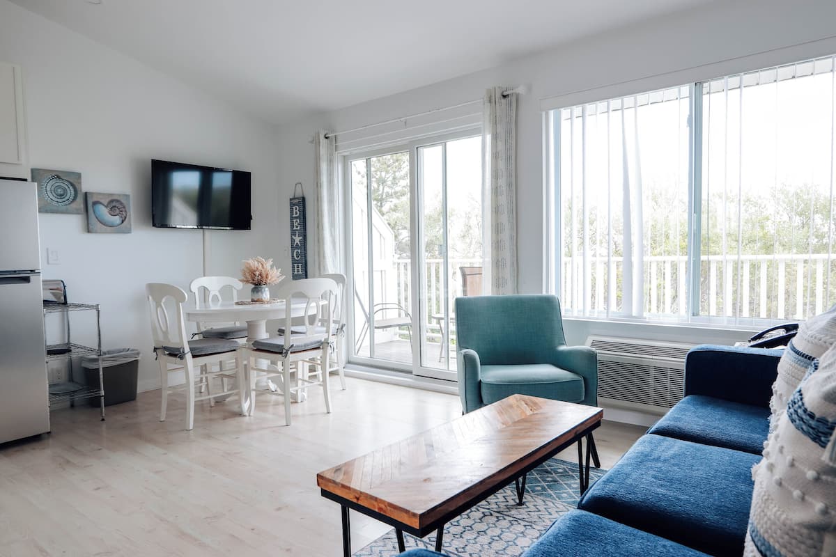 2 bedrooms, individually decorated, individually furnished