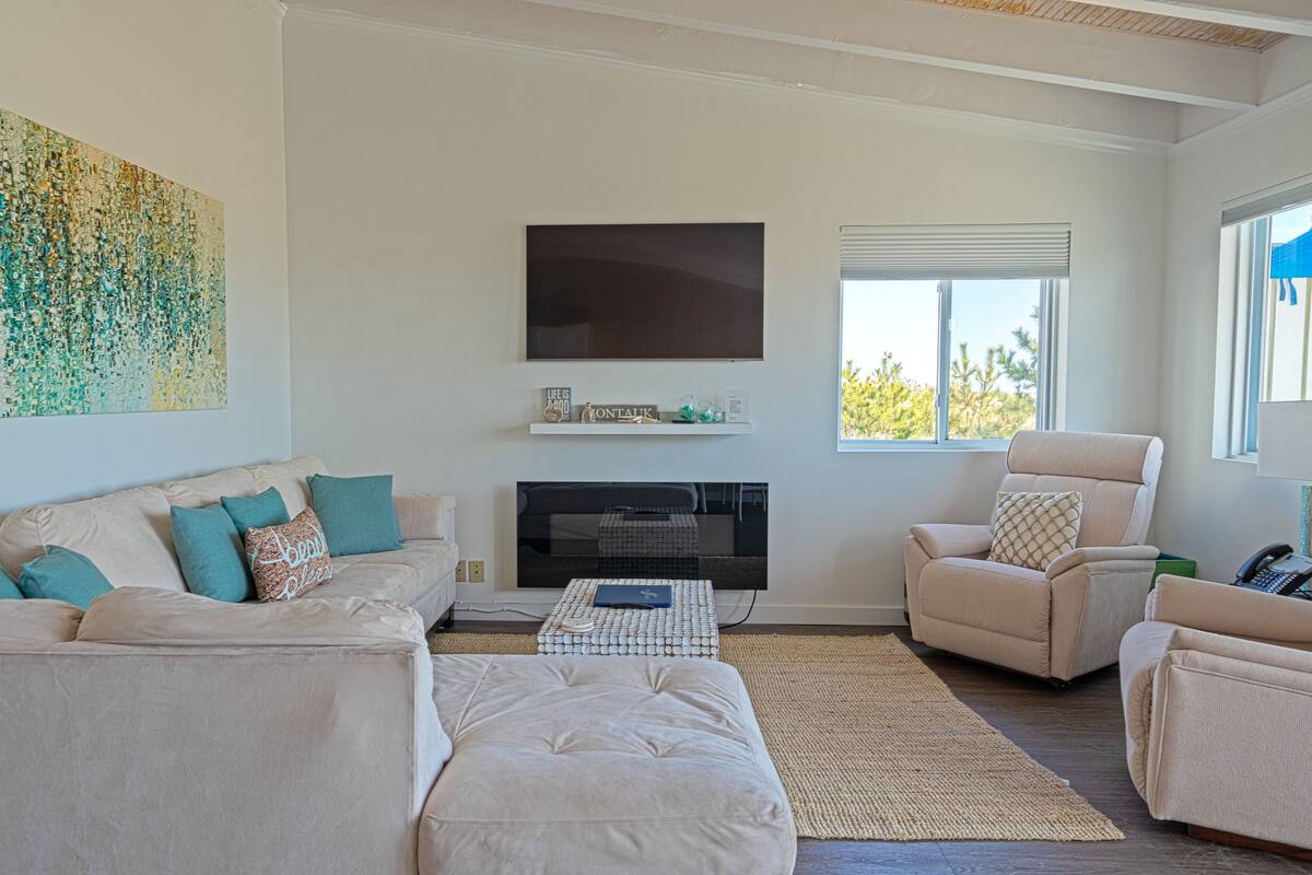 Lower One Bedroom Oceanfront (SR) | Free WiFi, individually decorated, individually furnished, bed sheets