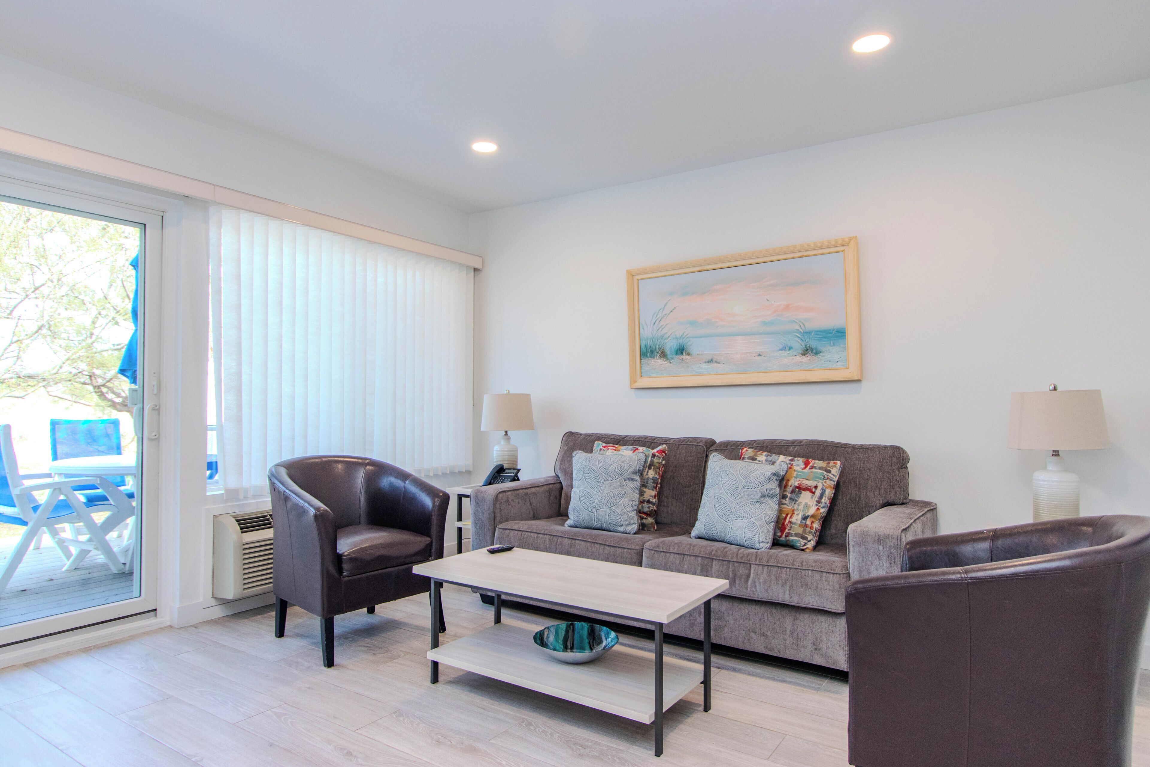 Standard-Apartment, 2 Schlafzimmer, Poolseite | Wohnbereich | Fernseher