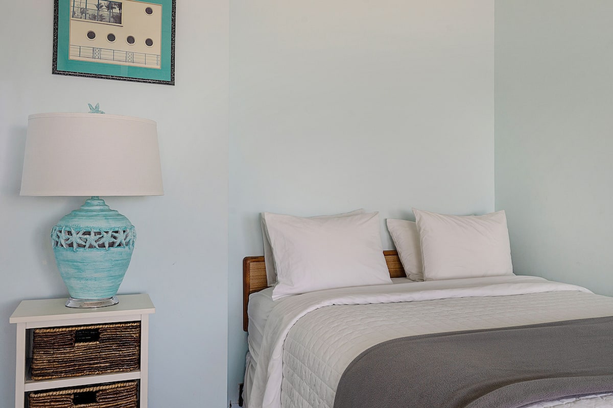 Studio Unit Upper Oceanfront 'San Remo'  | Free WiFi, individually decorated, individually furnished, bed sheets