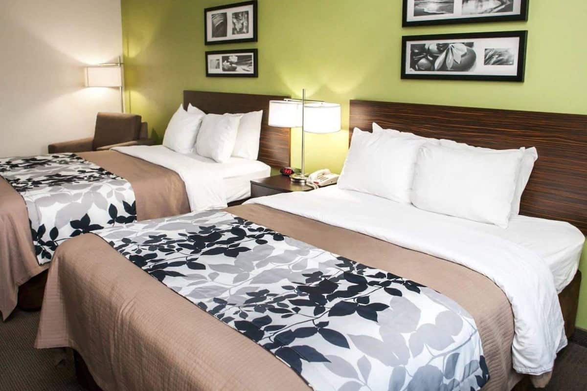 Escritorio, tabla de planchar con plancha, wifi gratis y ropa de cama