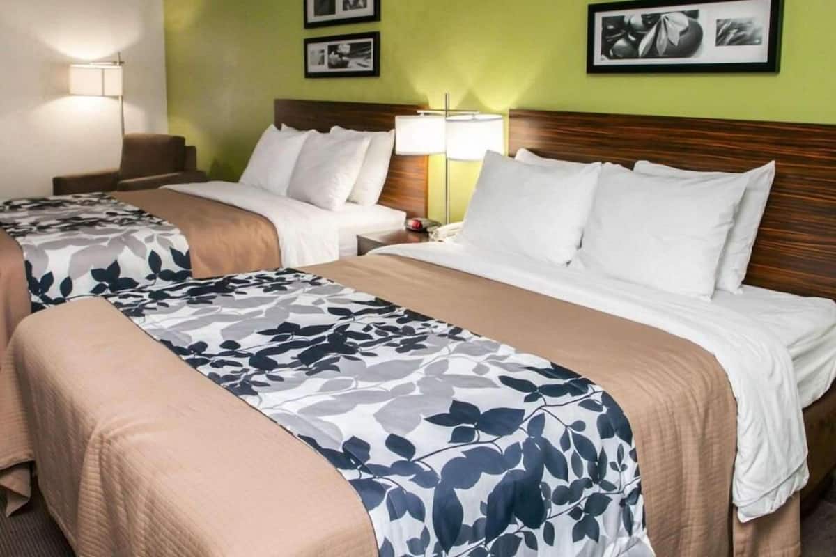 Escritorio, tabla de planchar con plancha, wifi gratis y ropa de cama