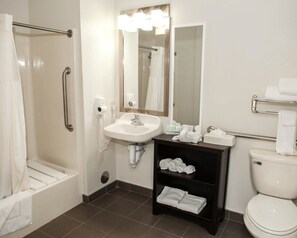 Gratis toiletartikelen, een haardroger, handdoeken