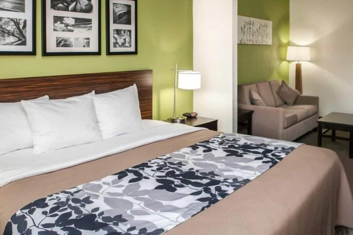 Escritorio, tabla de planchar con plancha, wifi gratis y ropa de cama