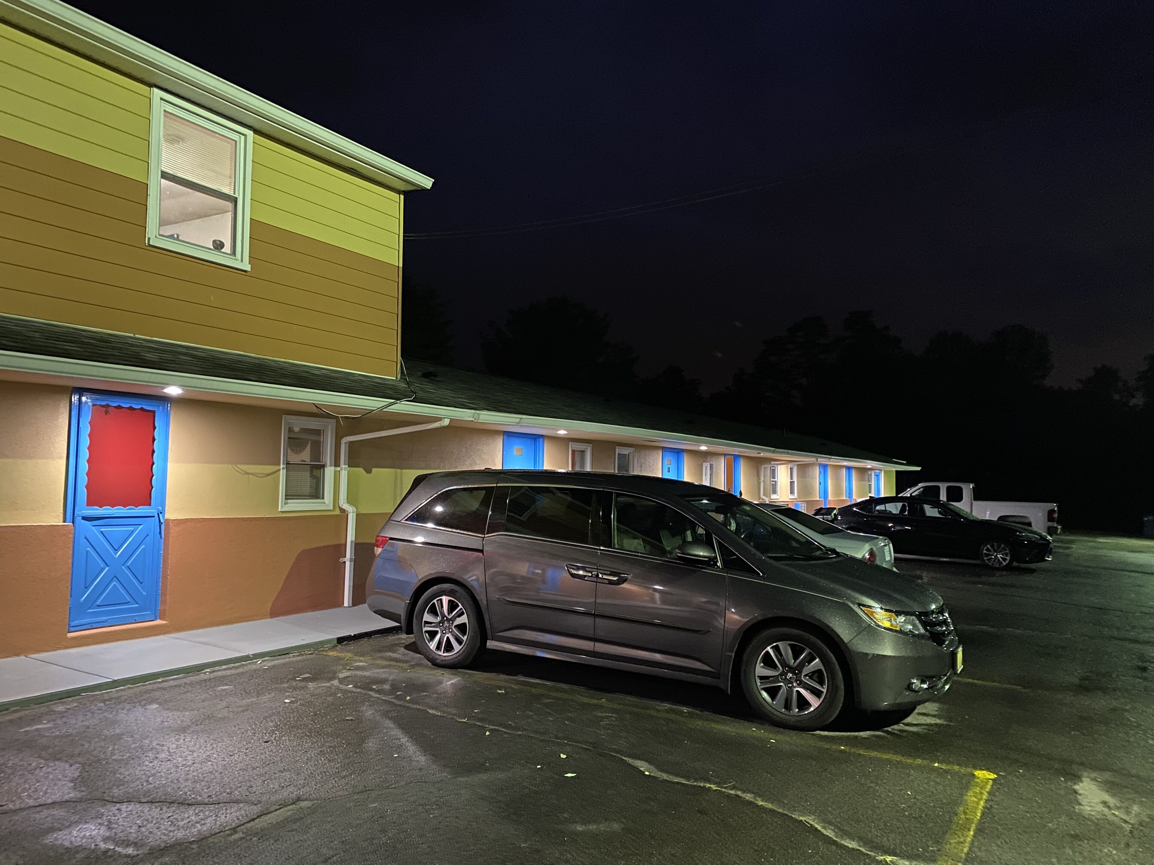 Un motel con estacionamiento.