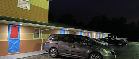 Un motel con estacionamiento.
