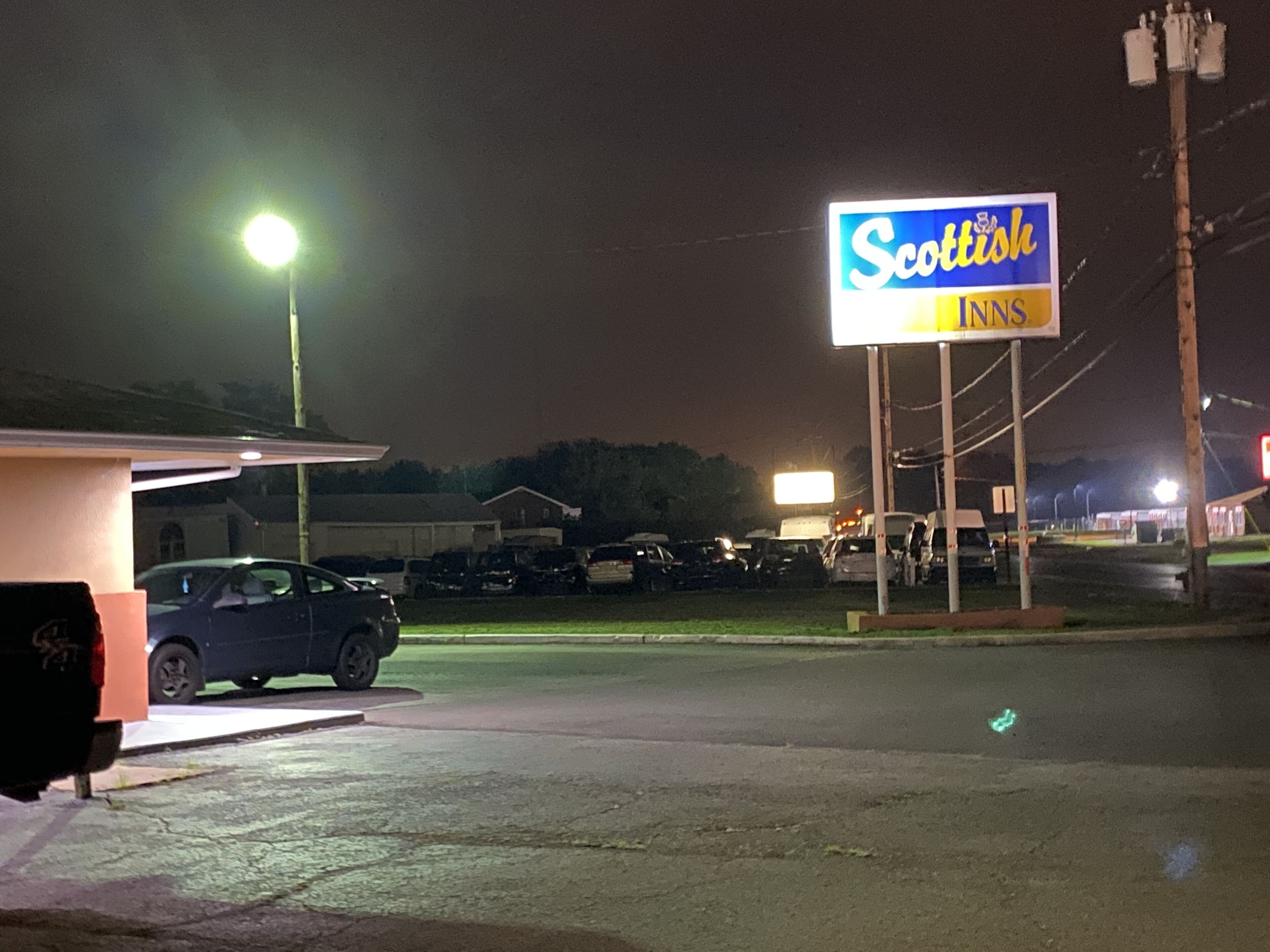 Un estacionamiento con un cartel de Scotish Inns.
