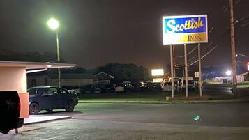 Un estacionamiento con un cartel de Scotish Inns.