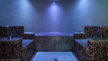 Een sauna, een bubbelbad, een stoombad, lichaamsbehandelingen