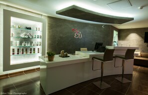 Un sauna, una bañera de hidromasaje, baño turco, tratamientos corporales