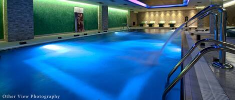 Sauna, tina de hidromasaje, baño de vapor y tratamientos corporales