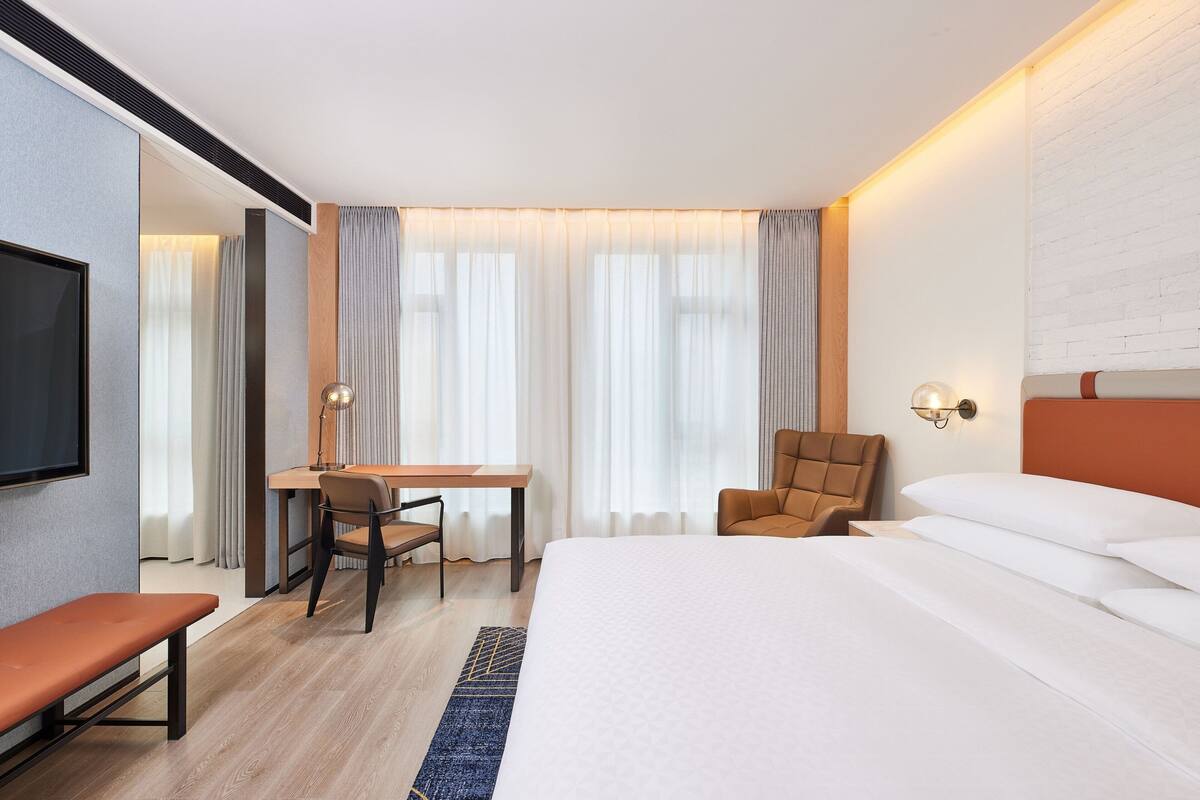 Deluxe Room, 1 King Bed, City View