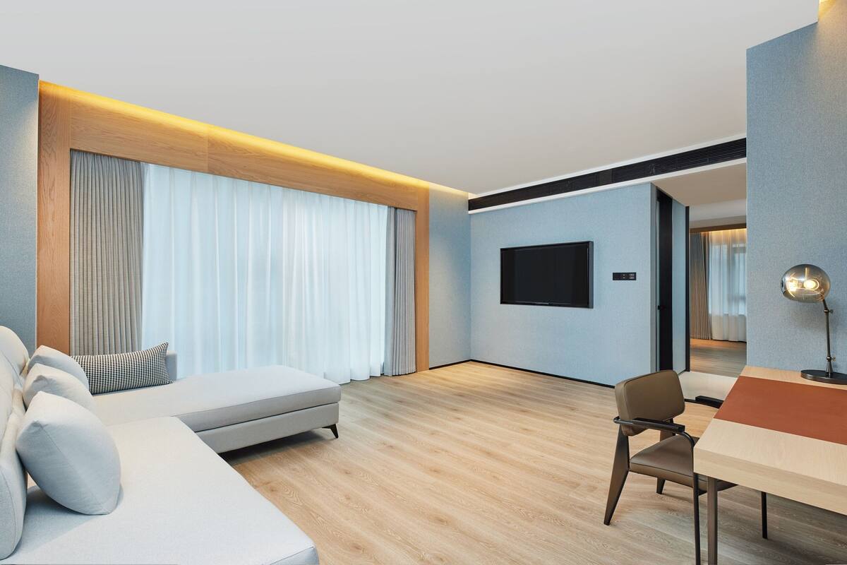 Premium Suite, 1 King Bed, City View