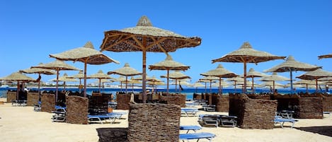 Privéstrand vlakbij, ligstoelen aan het strand, parasols, strandlakens