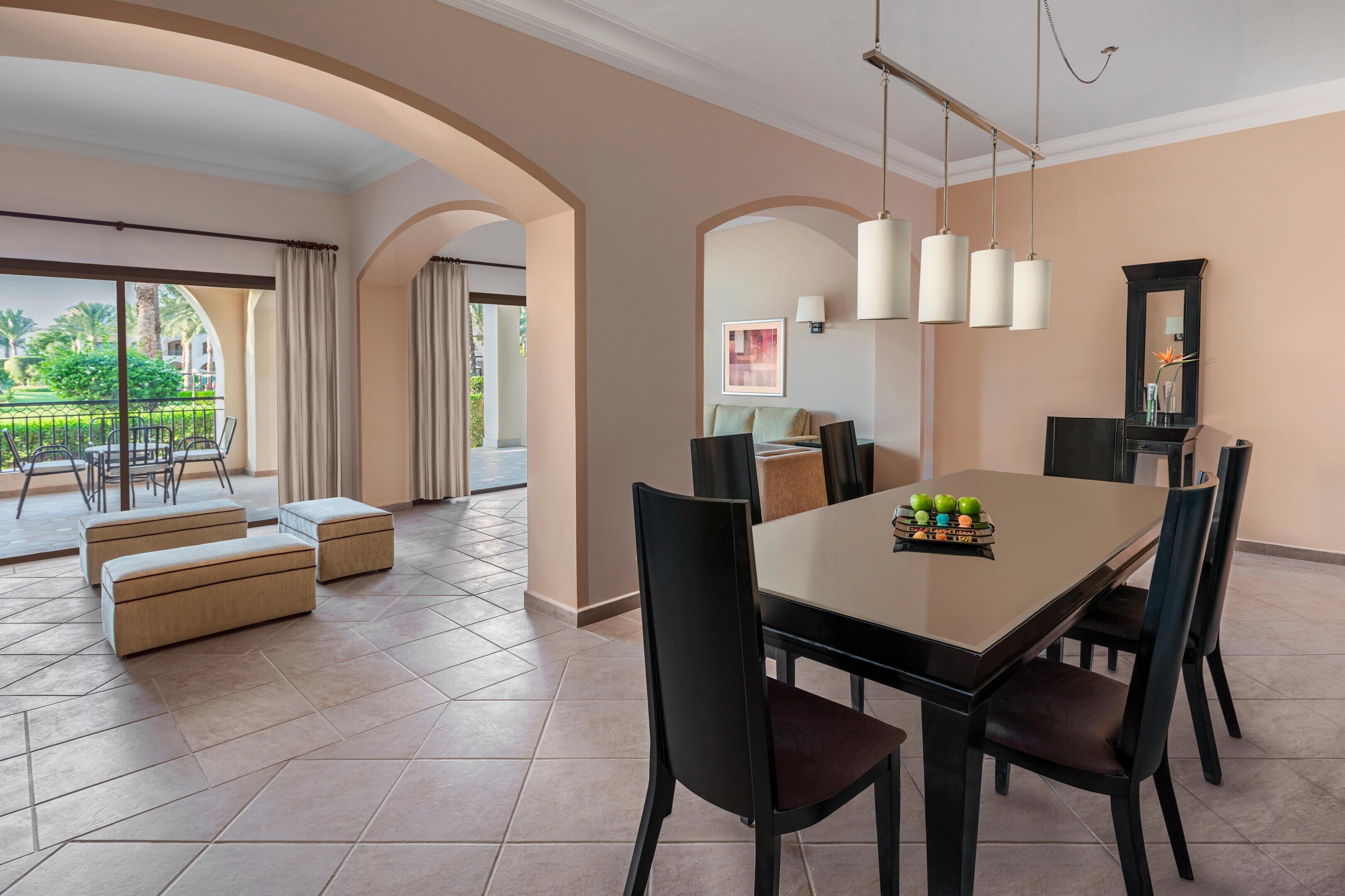 Un espace repas comprenant une grande table, des chaises et une vue sur l’extérieur.