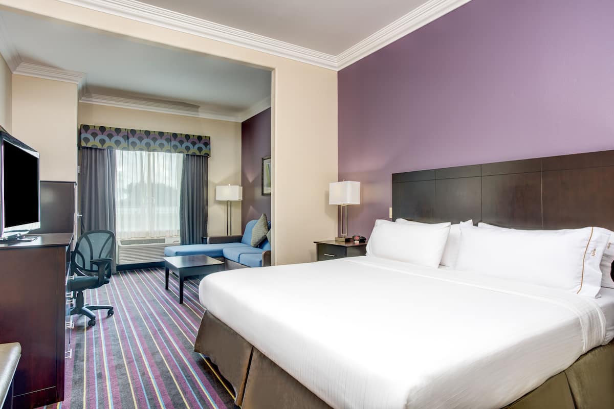Room, 1 Katil Raja (King), Accessible, Non Smoking (Roll-In Shower) | Peti besi dalam bilik, meja, seterika/papan seterika