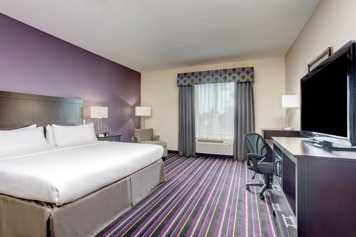 In-room safe, desk, iron/ironing board, cribs (surcharge)