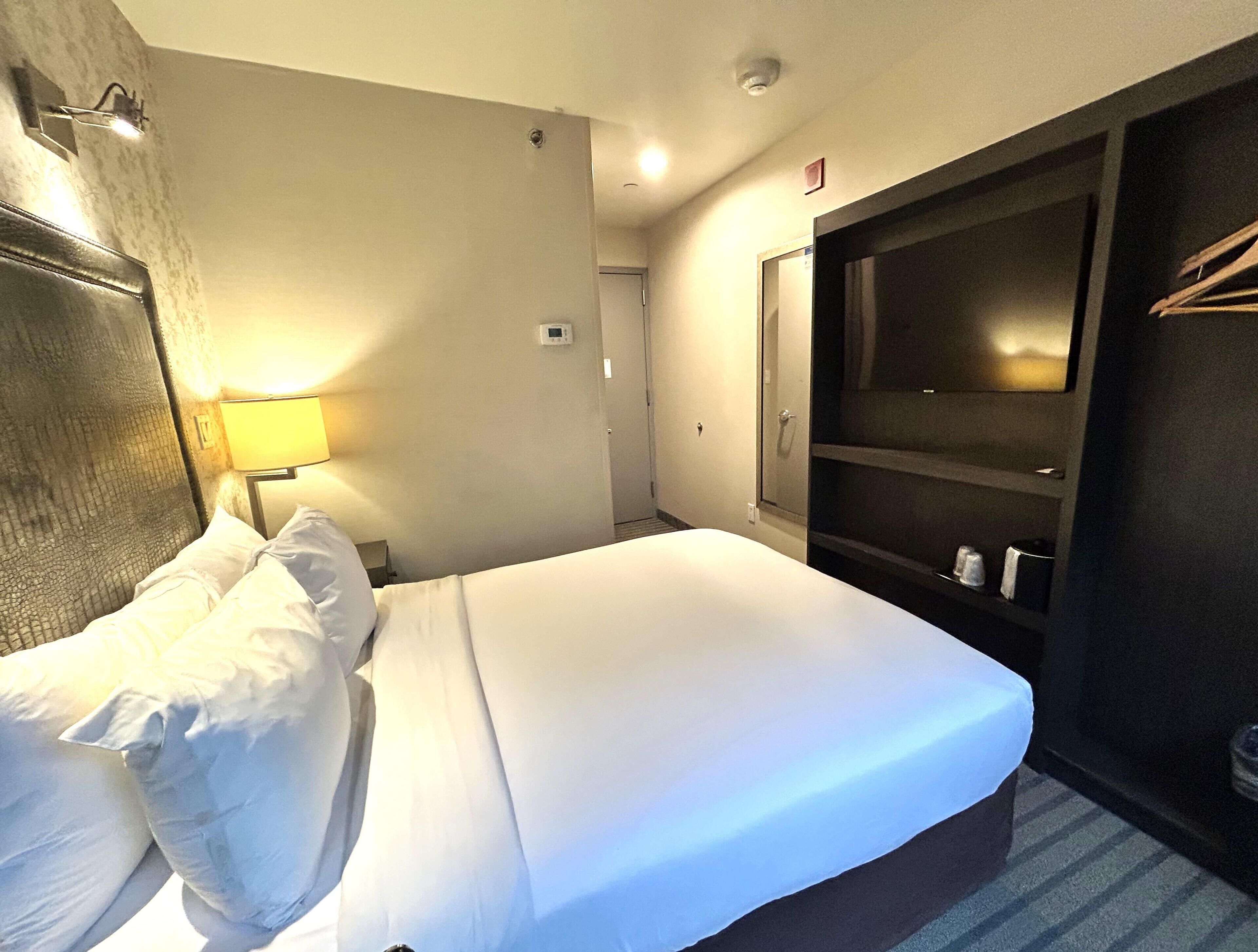 Työpöytä, kannettavalle tietokoneelle sopiva työtila, pimennysverhot