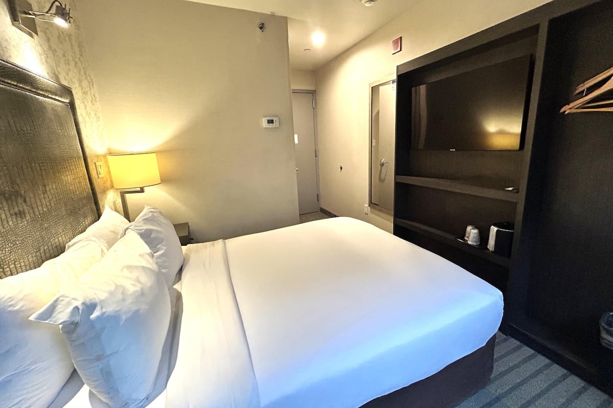 Työpöytä, kannettavalle tietokoneelle sopiva työtila, pimennysverhot