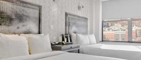 Habitación estándar, 2 camas matrimoniales, para no fumadores, vista a la ciudad | Escritorio, espacio para trabajar con laptop y cortinas blackout