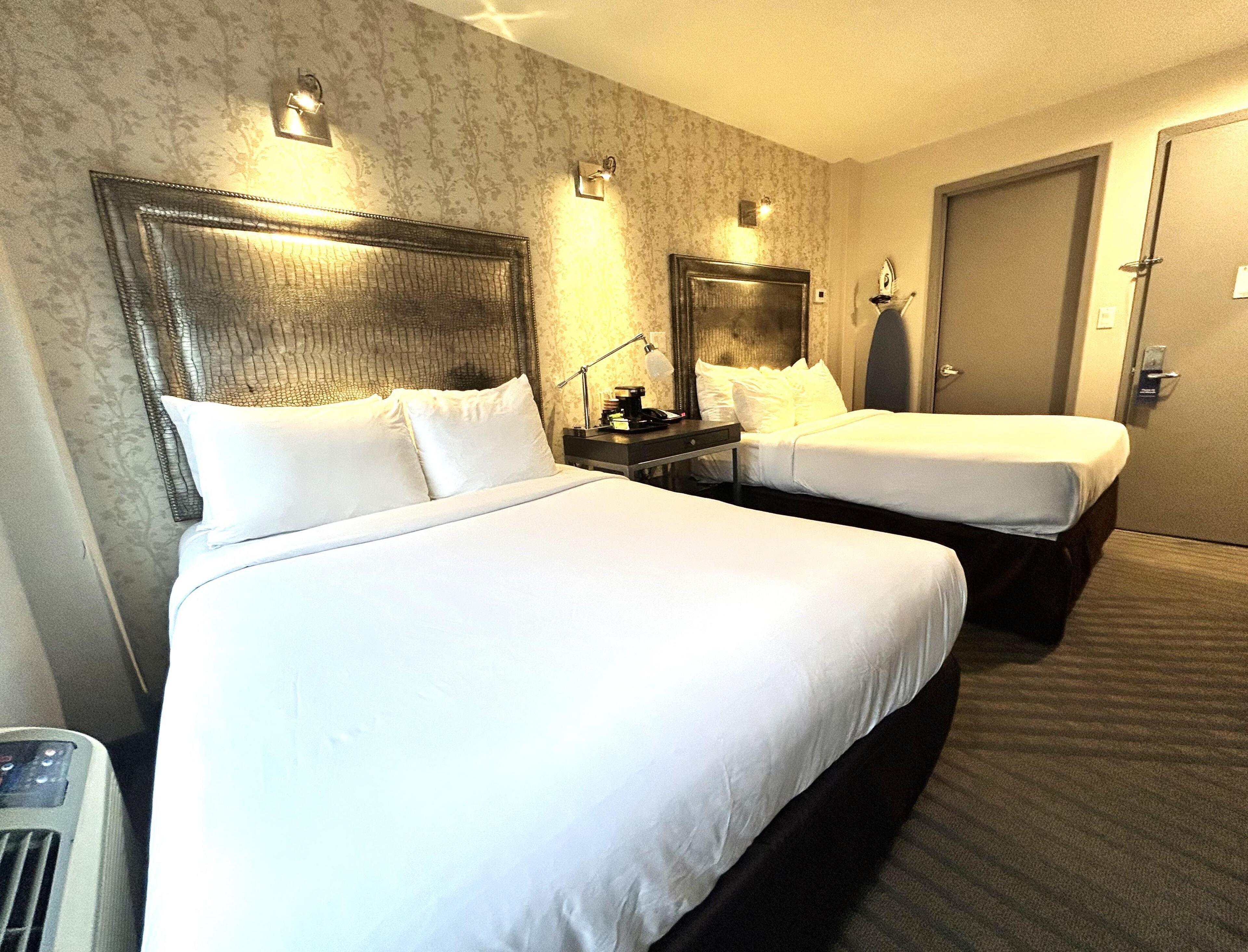 Työpöytä, kannettavalle tietokoneelle sopiva työtila, pimennysverhot